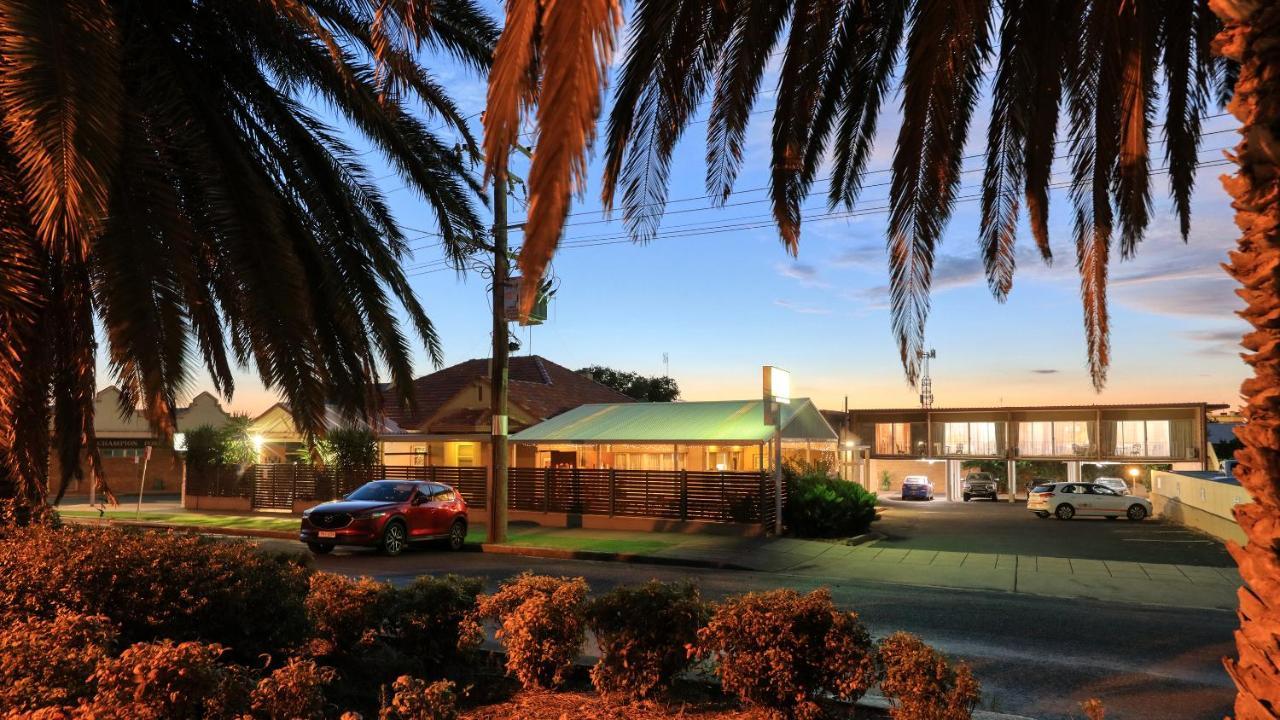 Court Street Motel Parkes Eksteriør billede