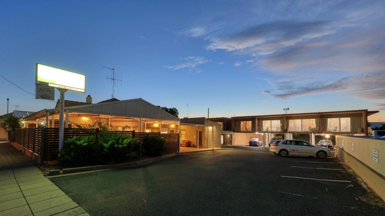 Court Street Motel Parkes Eksteriør billede