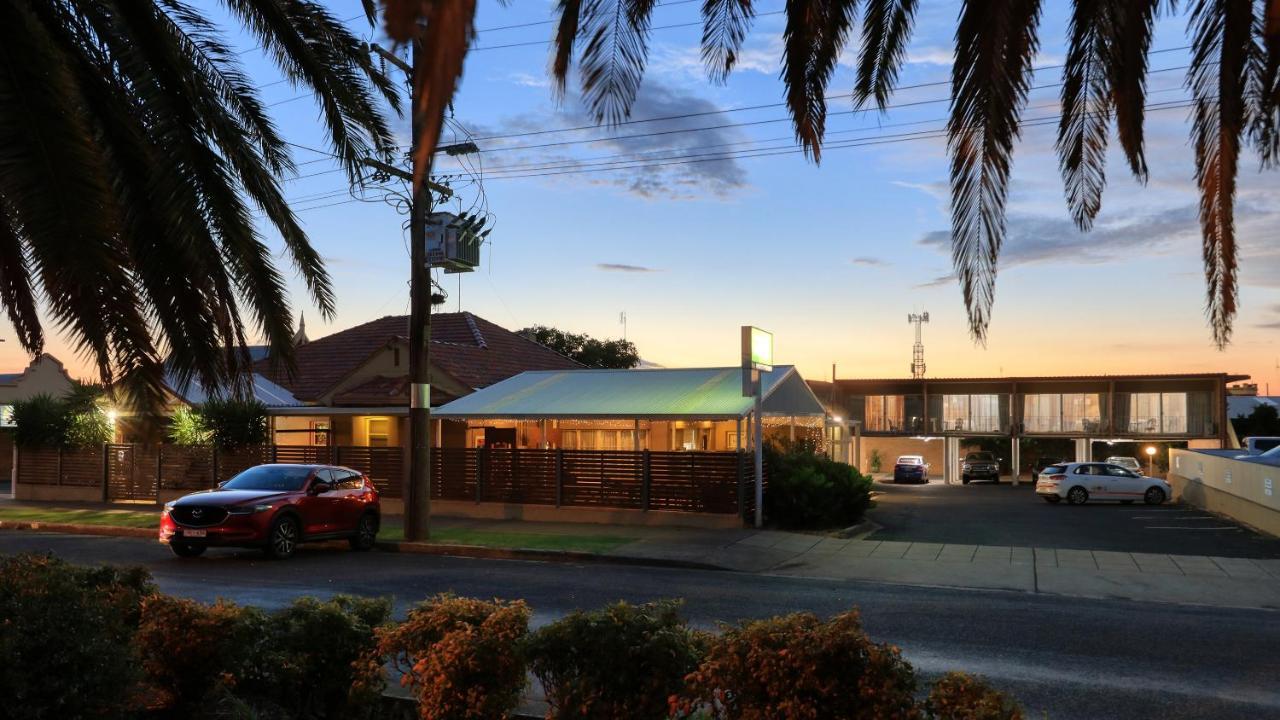 Court Street Motel Parkes Eksteriør billede