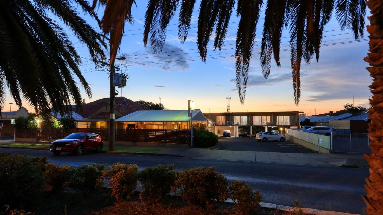 Court Street Motel Parkes Eksteriør billede