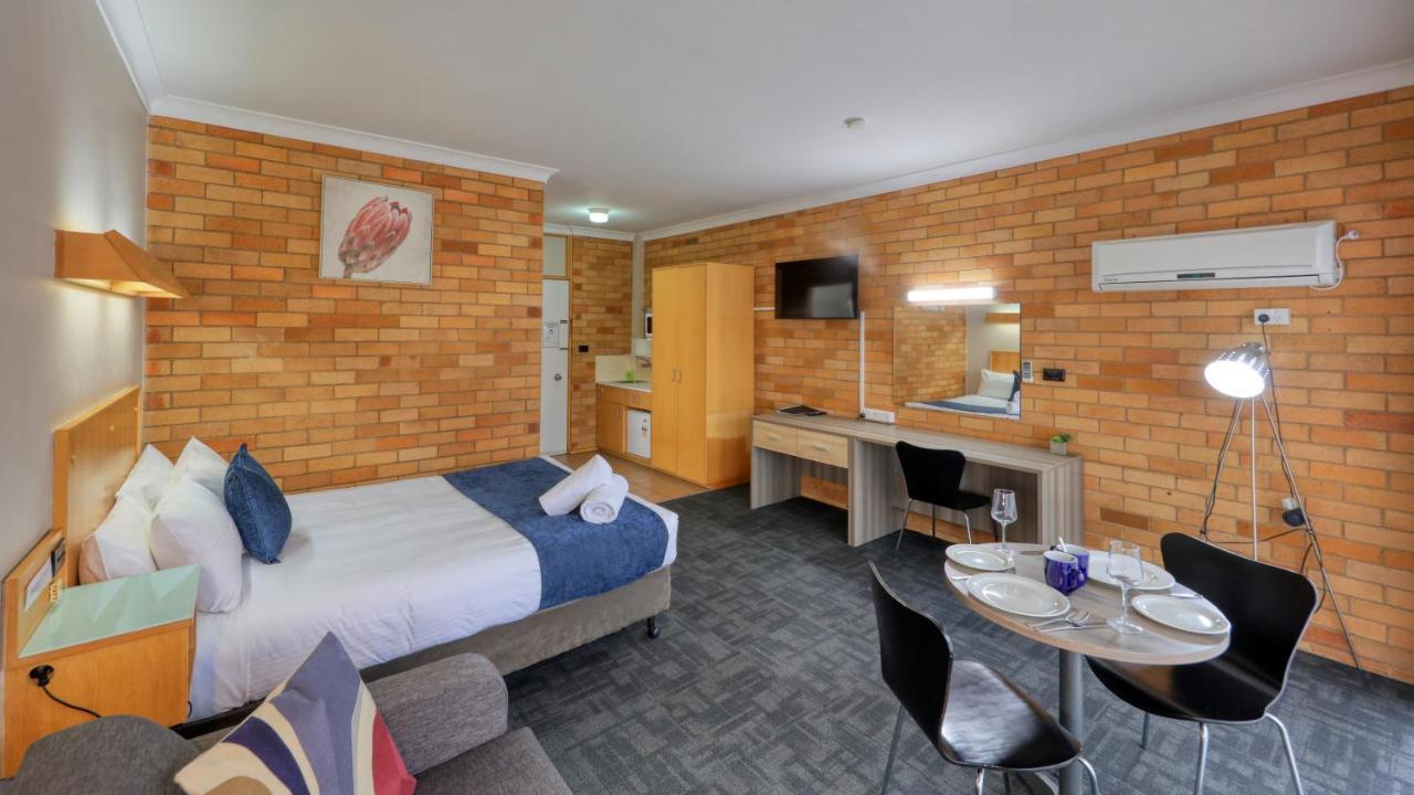 Court Street Motel Parkes Eksteriør billede